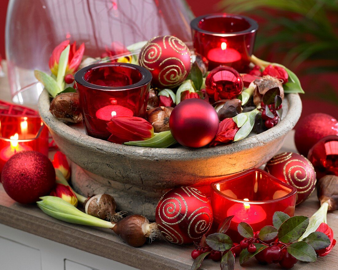 Weihnachtsdekoration mit Tulpen, Tulpenzwiebeln und Weihnachtskugeln