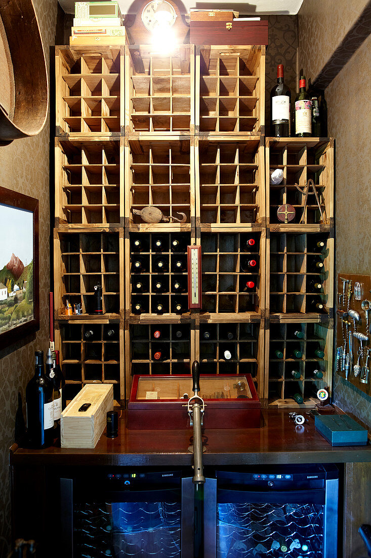 Weinregal aus Holzkisten und Flaschenkühlschrank