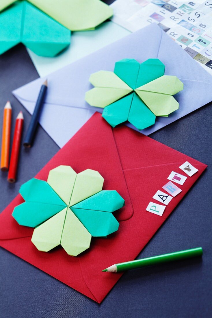 Einladungskarten mit Origami-Kleeblatt dekoriert