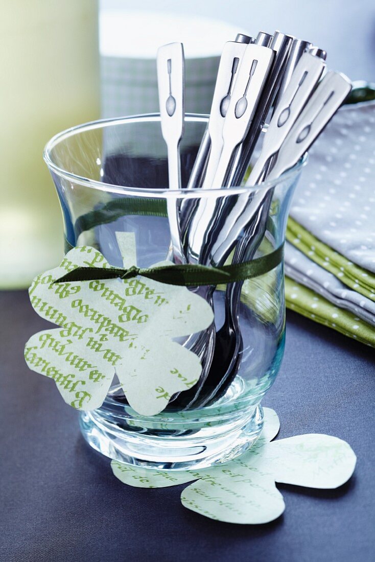 Teelöffel im Glas dekoriert mit Kleeblättern aus Papier
