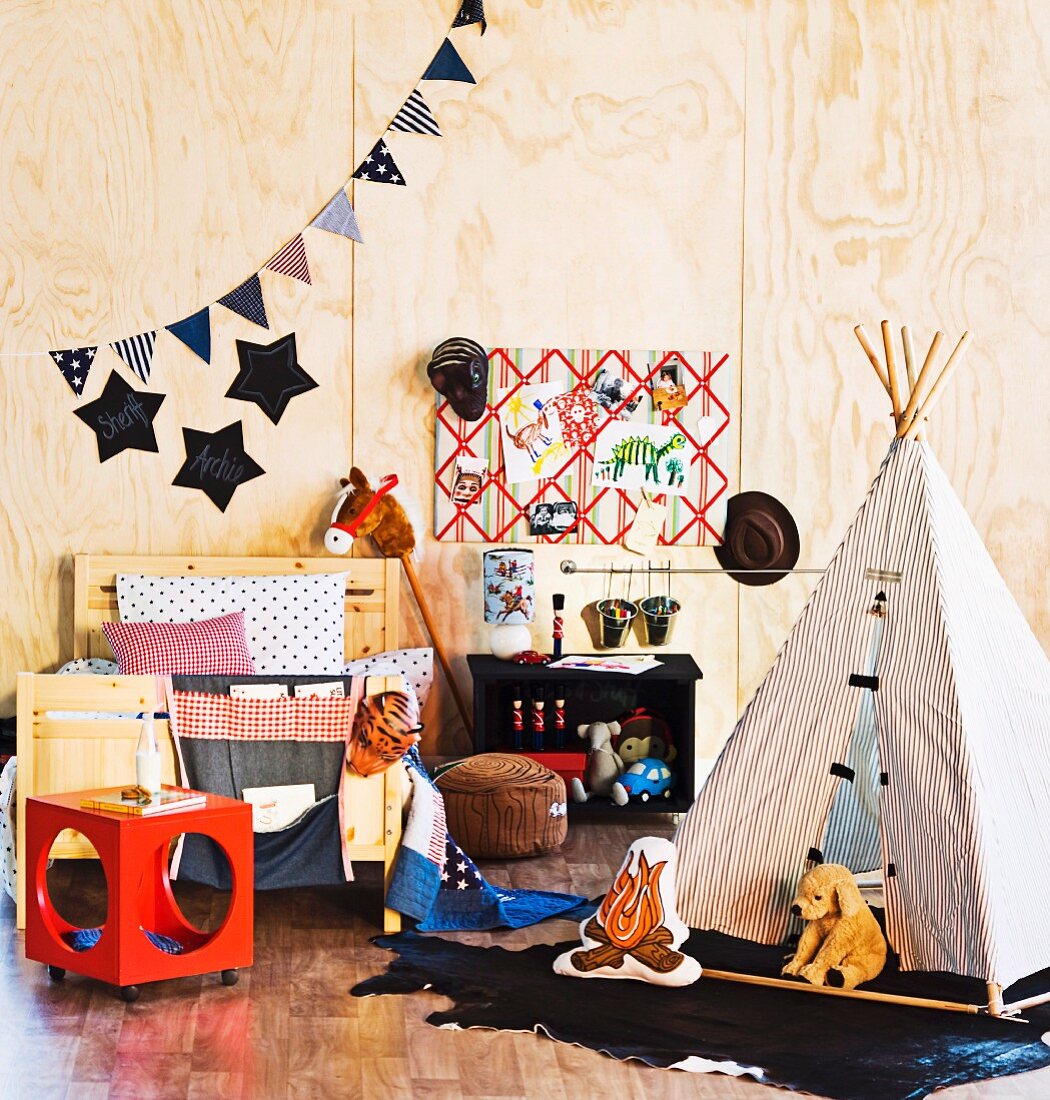 Holzbett und Tipi im Kinderzimmer mit Sperrholzverkleidung