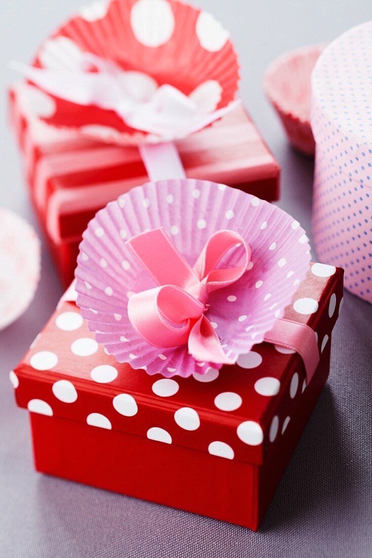 Paper cake case decorating gift box