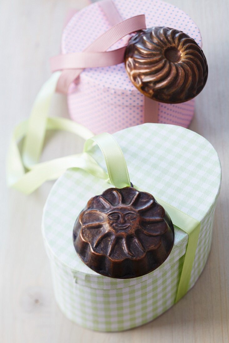 Gift boxes decorated with small cake moulds