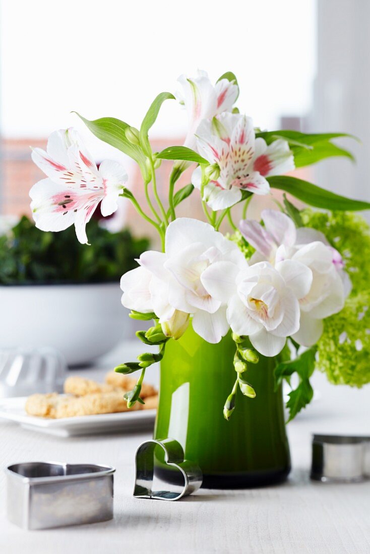Blumenstrauß aus Lilien, Fresien & Schneeball dekoriert mit Keksausstecher
