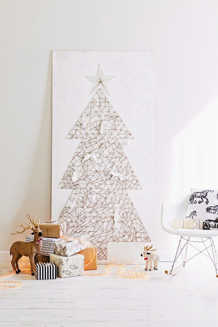 Selbstgebastelter Weihnachtsbaum aus Nägel & Fäden auf Holzplatte