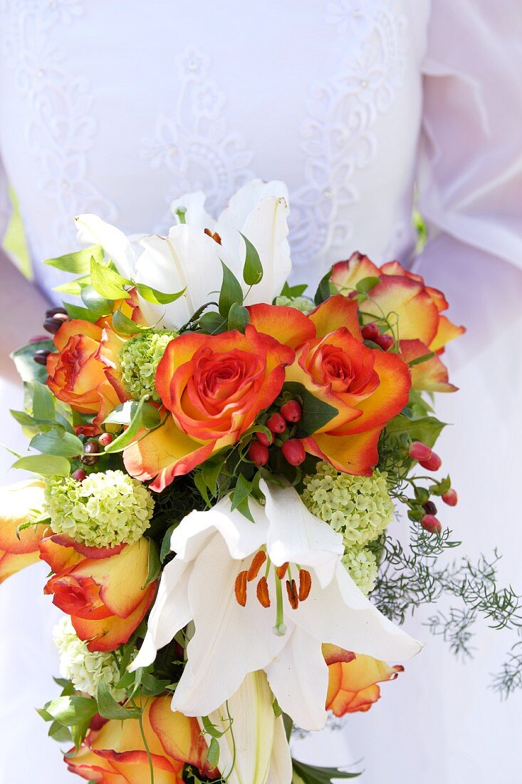 Brautstrauss mit Rosen und Lilien