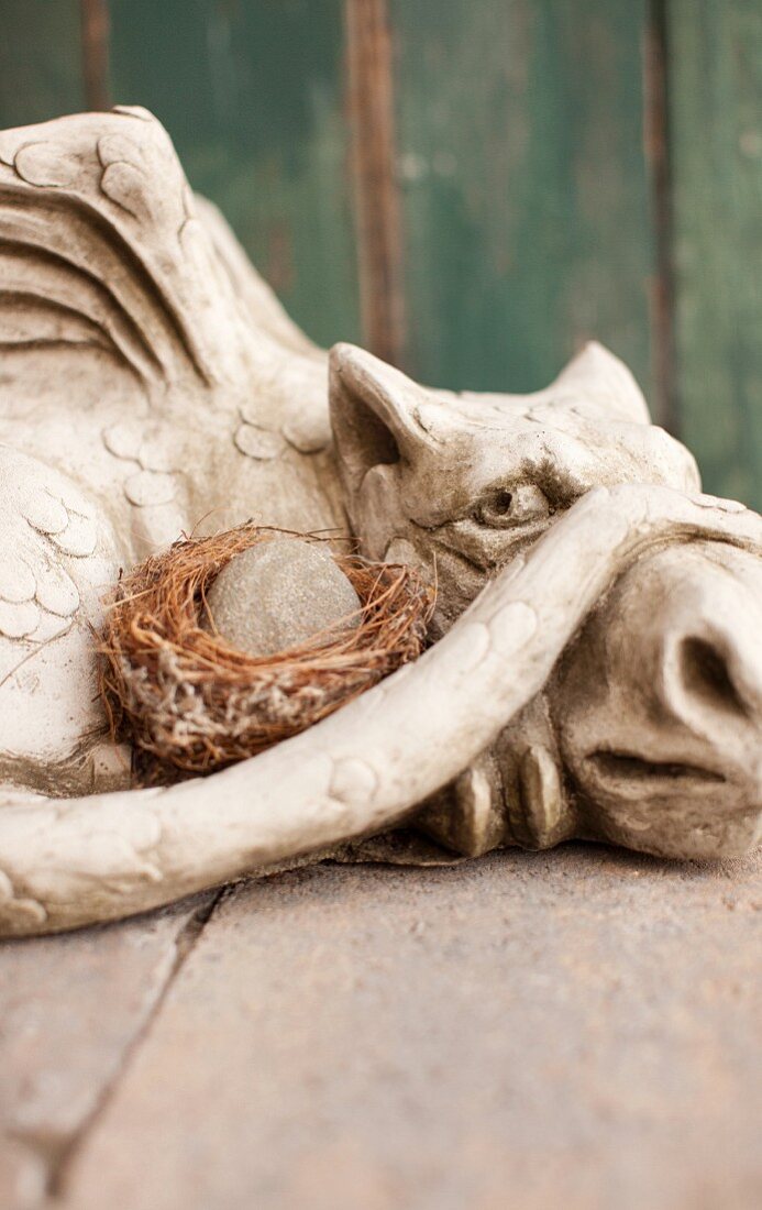 Drachen-Figur aus Stein als Gartendeko