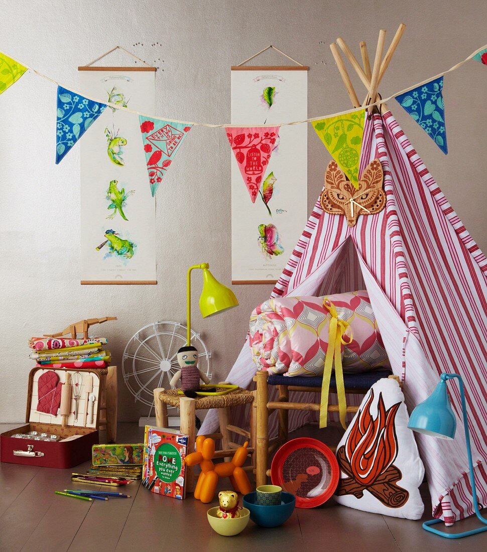Weihnachtsgeschenke fürs Kinderzimmer und Picknick im Garten: Indianerzelt, Spielzeug, Wimpelkette, Lampen, Picknickkoffer