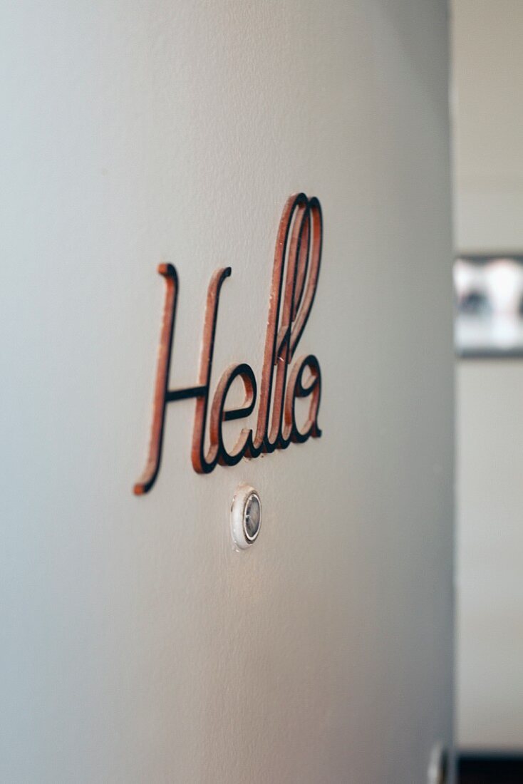 Hello-Schriftzug an Haustür