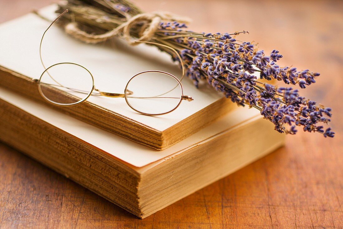 Alte Bücher mit Brille und Lavendelsträusschen