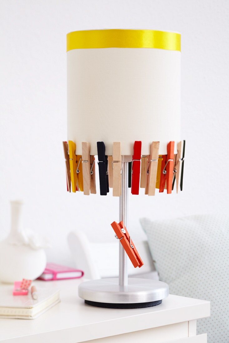 Lampenschirm mit Wäscheklammern verziert