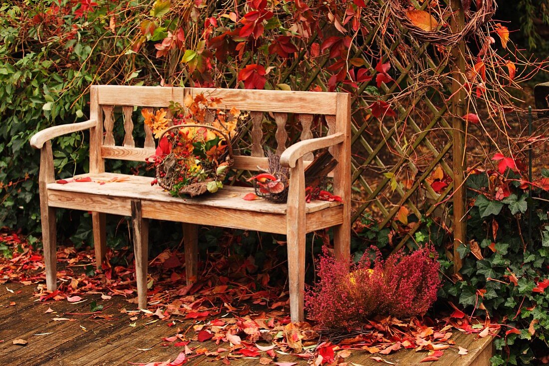 Holzbank auf Terrasse mit Herbststimmung