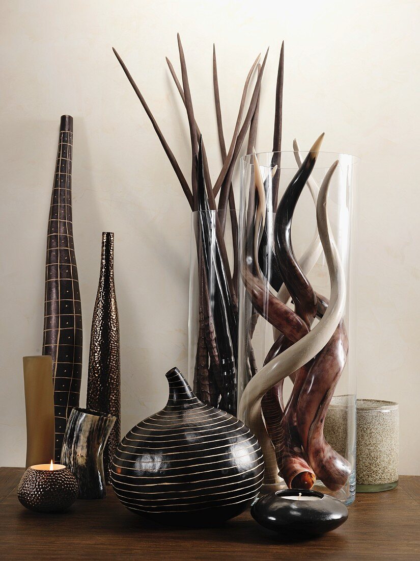 Vasen und Teelichthalter in Brauntönen und Glasvasen mit Hörnern