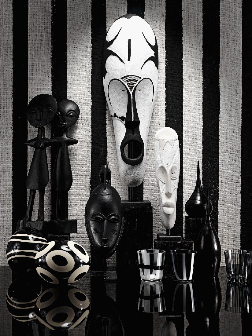 Afrikanische Masken, Holzfiguren und Dekoobjekte in Schwarz und Weiß