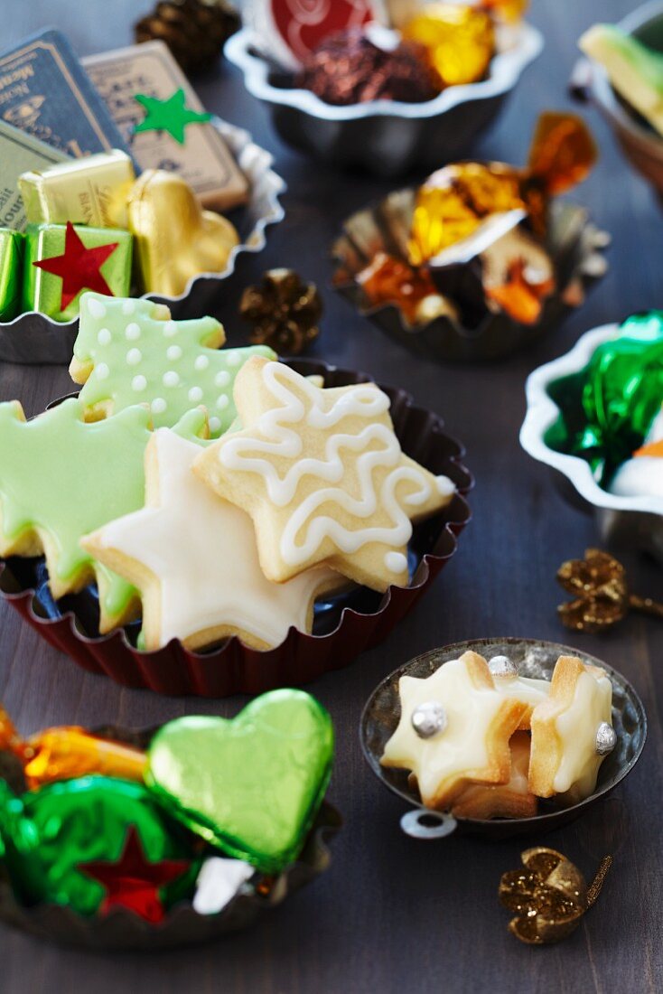 Kleine Backformen als Schalen für Kekse, Schokolade und weihnachtliche Süßigkeiten