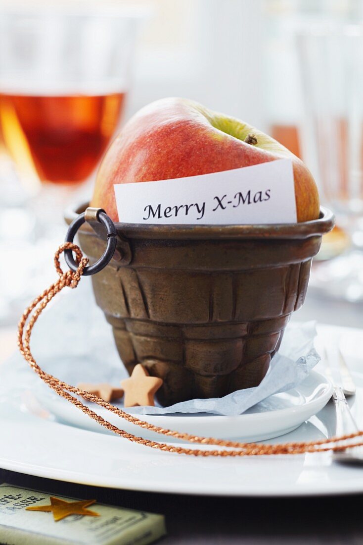 Puddingform mit Apfel und Merry- X-Mas Schrift als Tischdeko