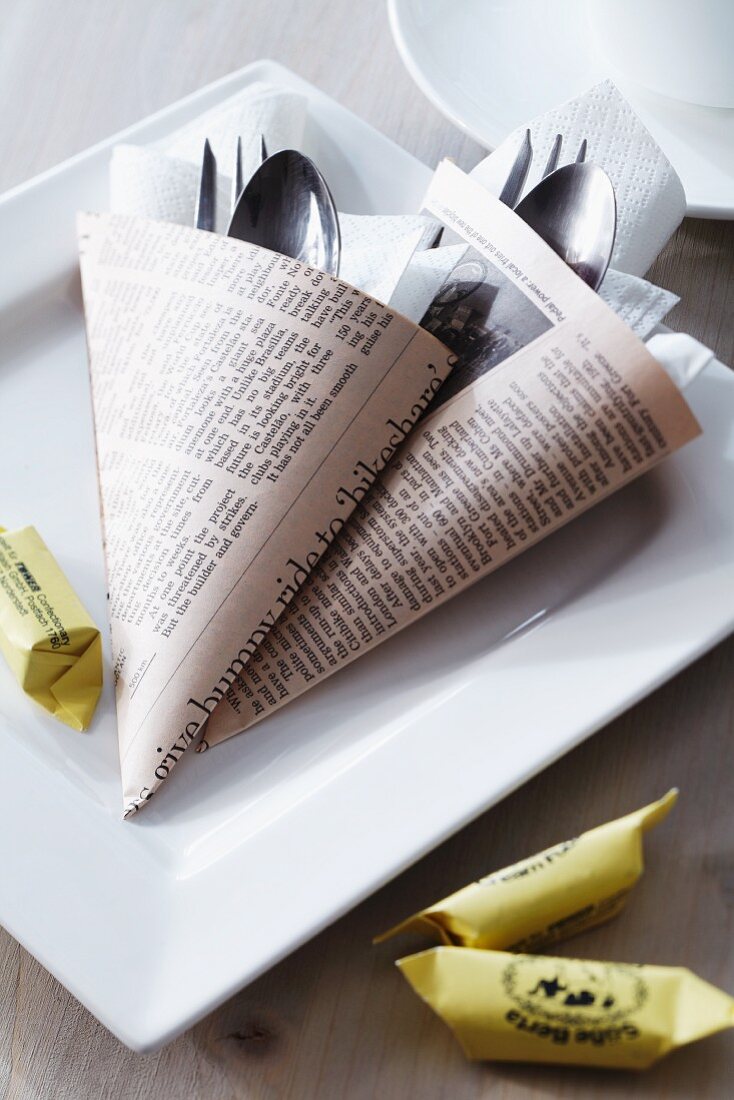Bestecktaschen aus Zeitungspapier gefaltet