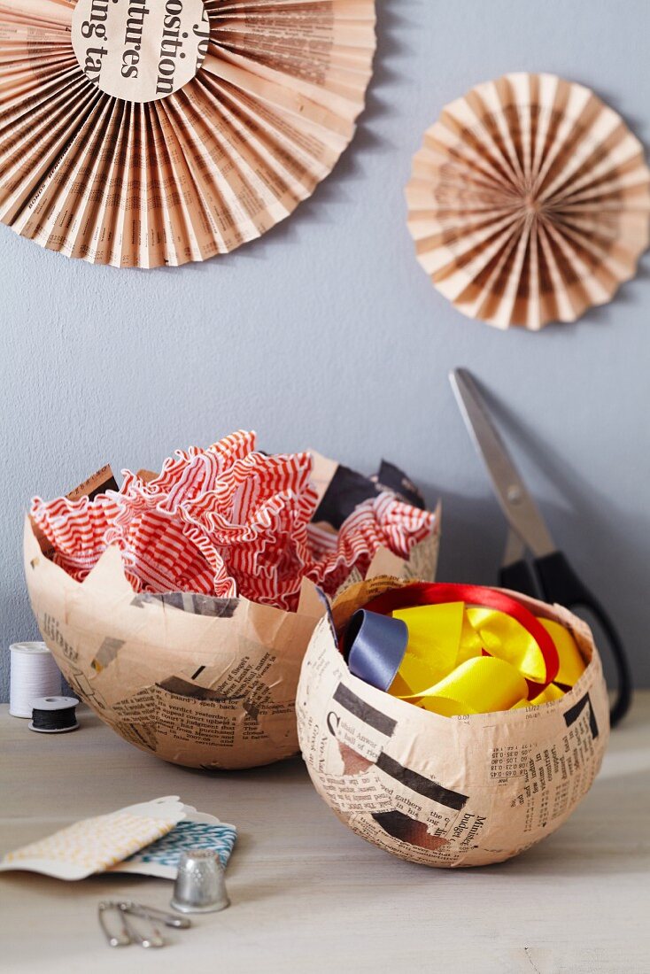 Wall decorations and dishes hand-crafted from newspaper