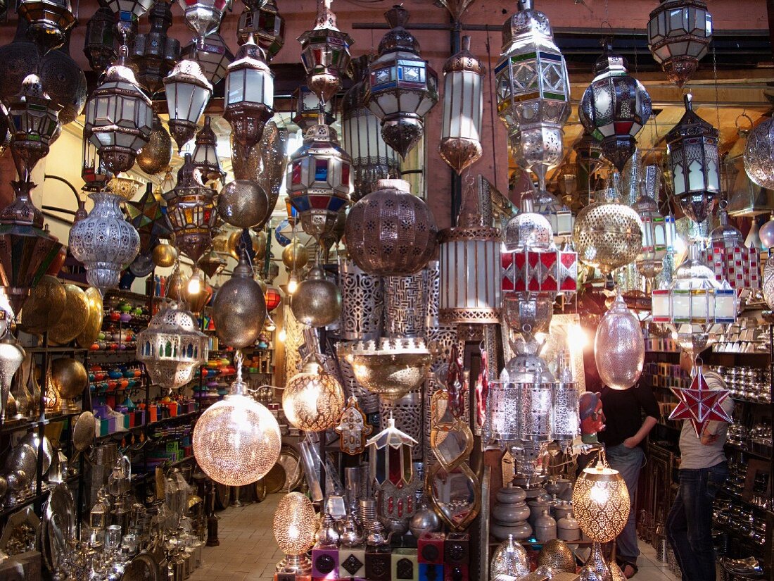 Orientalisches Geschäft mit Lampen und Dekogegenständen