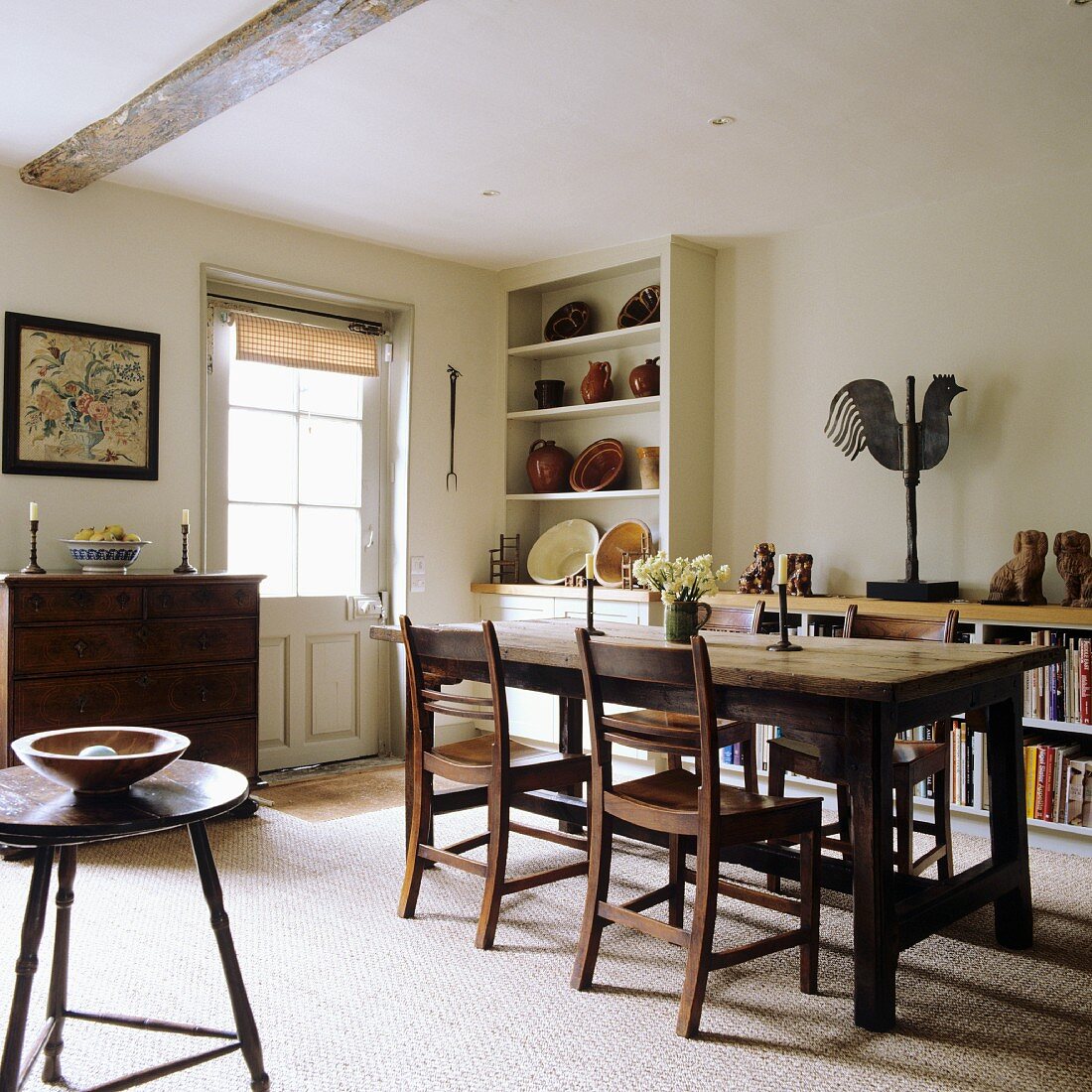 Ländliches Esszimmer - Esstisch und Stühle aus Holz, in Zimmerecke Regalschrank mit Keramikschüsseln