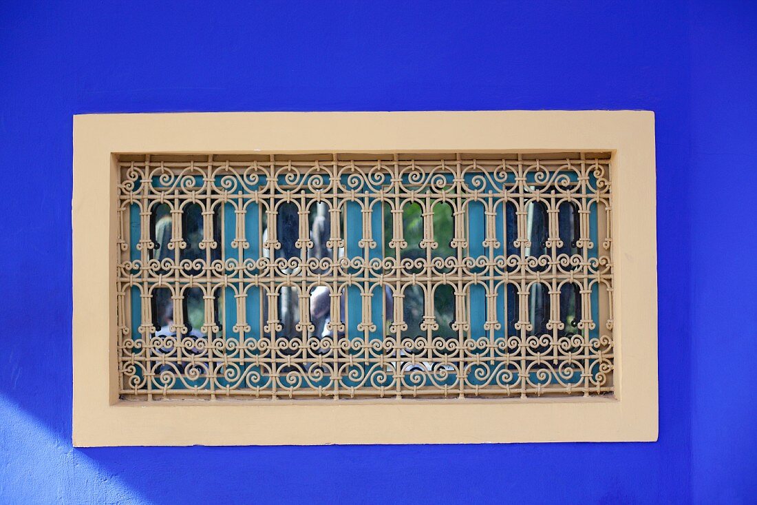 Orientalisches Fenster in einer blauen Hauswand