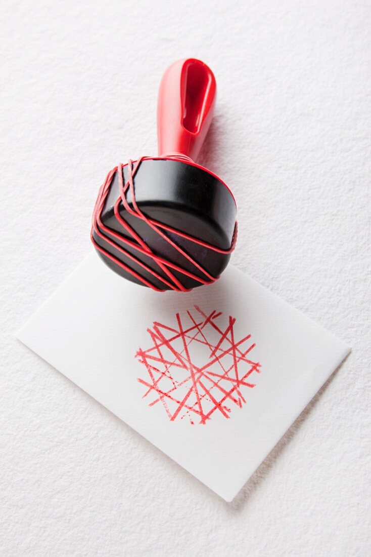 Gummibänder um einen Stempelstock gezogen - für grafisches Ornament