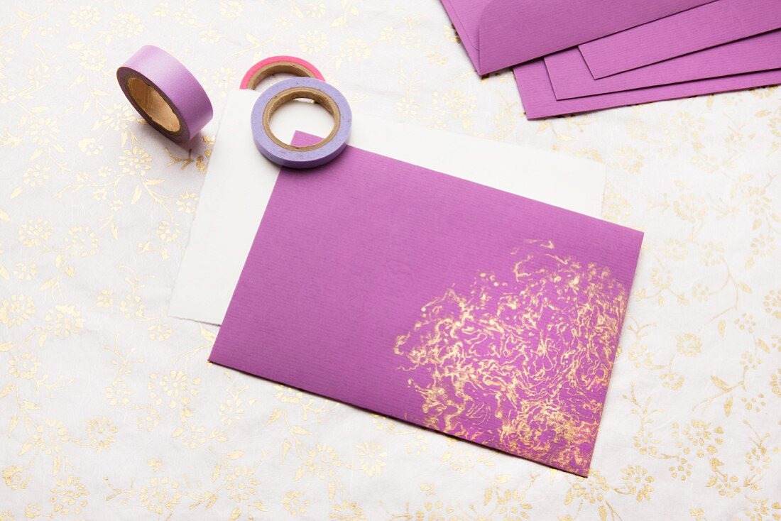 Violetter Umschlag mit goldfarbenem Chinakohl-Abdruck