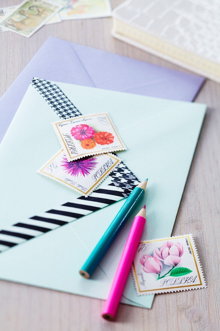 Stifte, verzierte Briefumschläge & dekorative Briefmarken