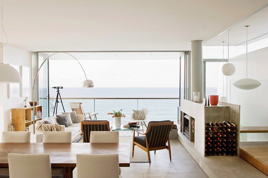 Luxuswohnung mit Feuerstelle und Fensterfront mit Meerblick im gemütlichen Loungebereich