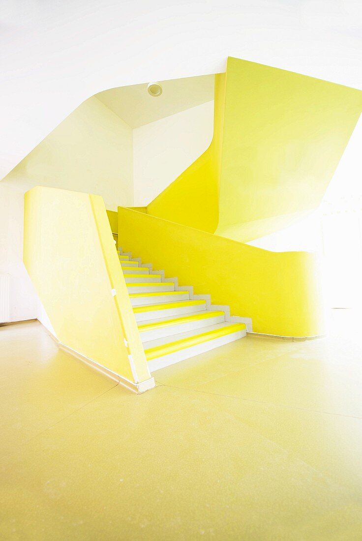 Gelbe Treppengeländer in einem Treppenhaus mit freien Formen