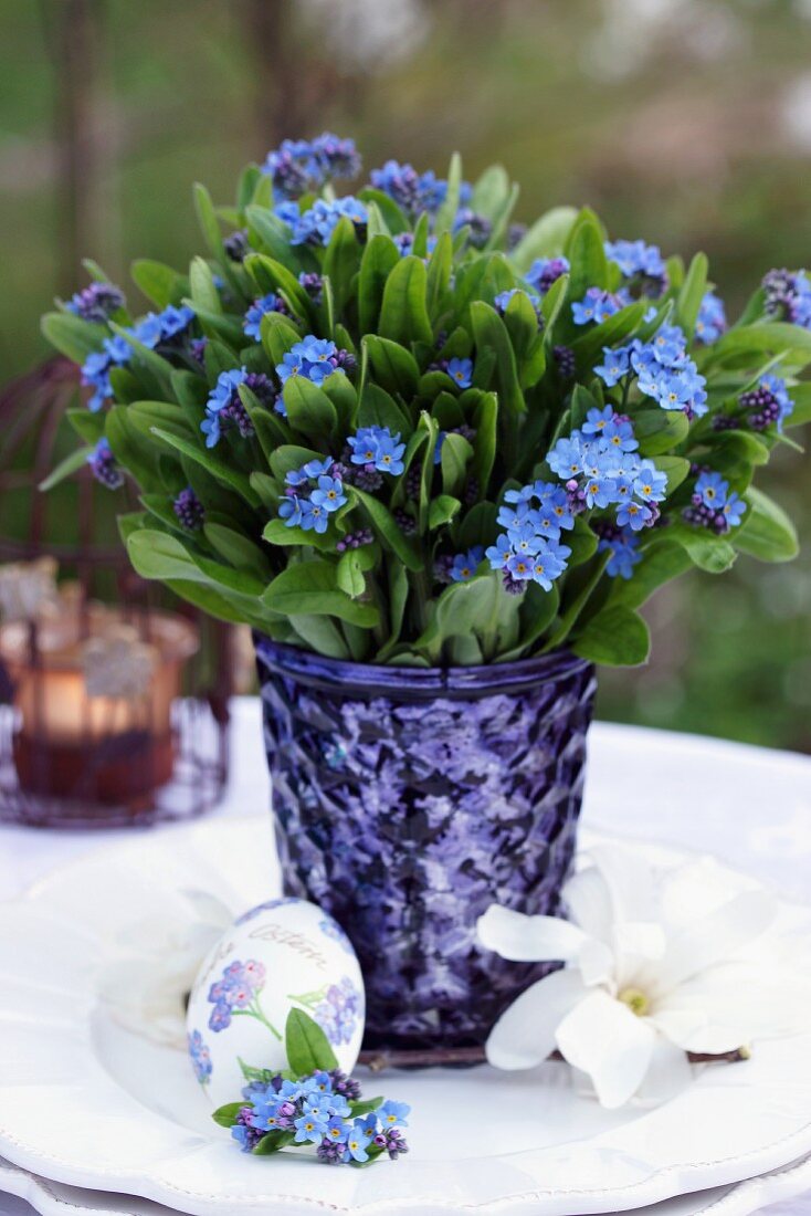 Easter posy of forget-me-nots
