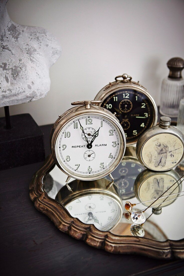Vintage Uhrensammlung auf Spiegel mit geschnitztem Rahmen