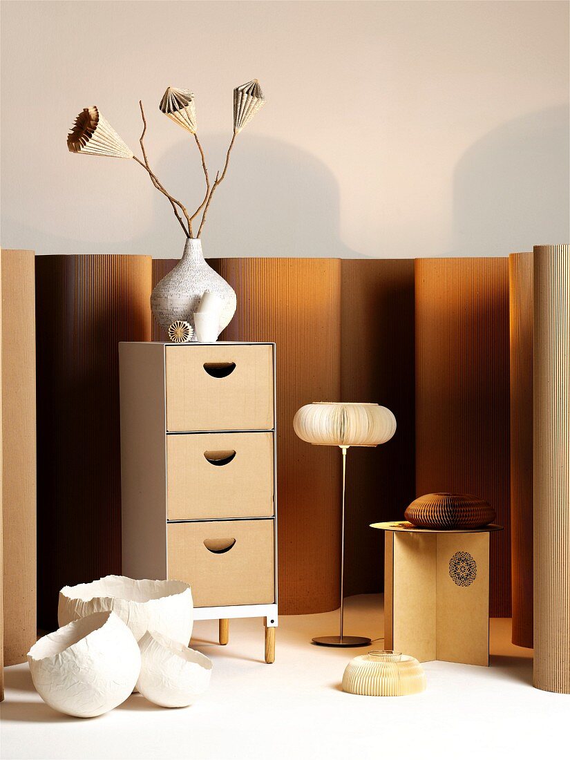 Kommode, Hocker, Stehlampe und Vasen - Designobjekte aus Holz und Papier in warmen Naturfarben