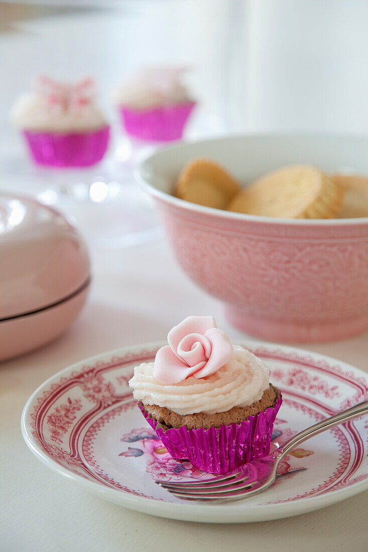 Cupcake mit Buttercreme und Marzipanrose