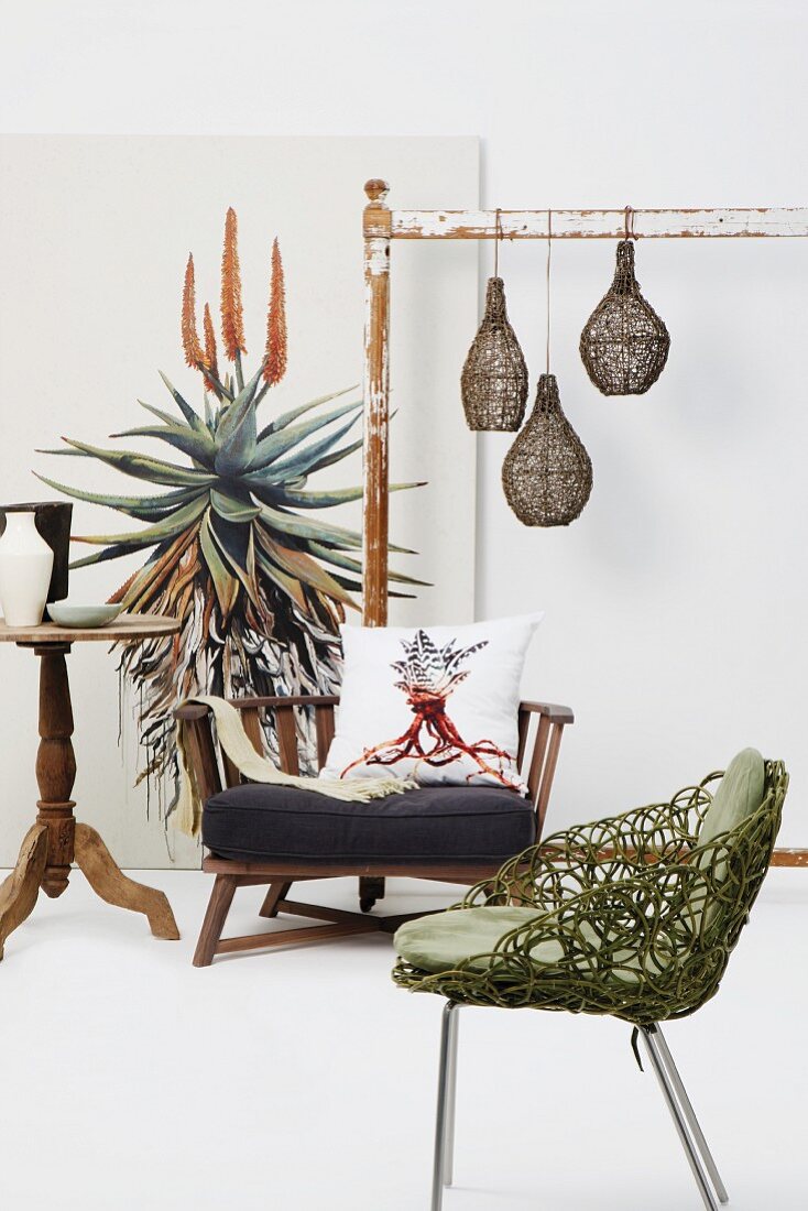 Holzbank mit Beistelltisch und Sessel, Bild mit Pflanzenmotiv