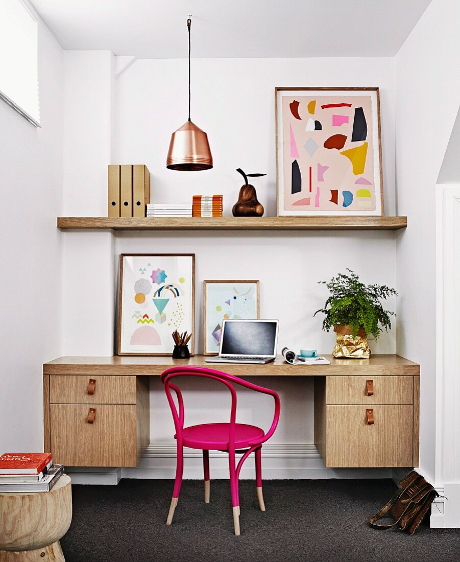 Home Office in Raumnische im Retrostil mit pinkfarbenem Armlehenstuhl
