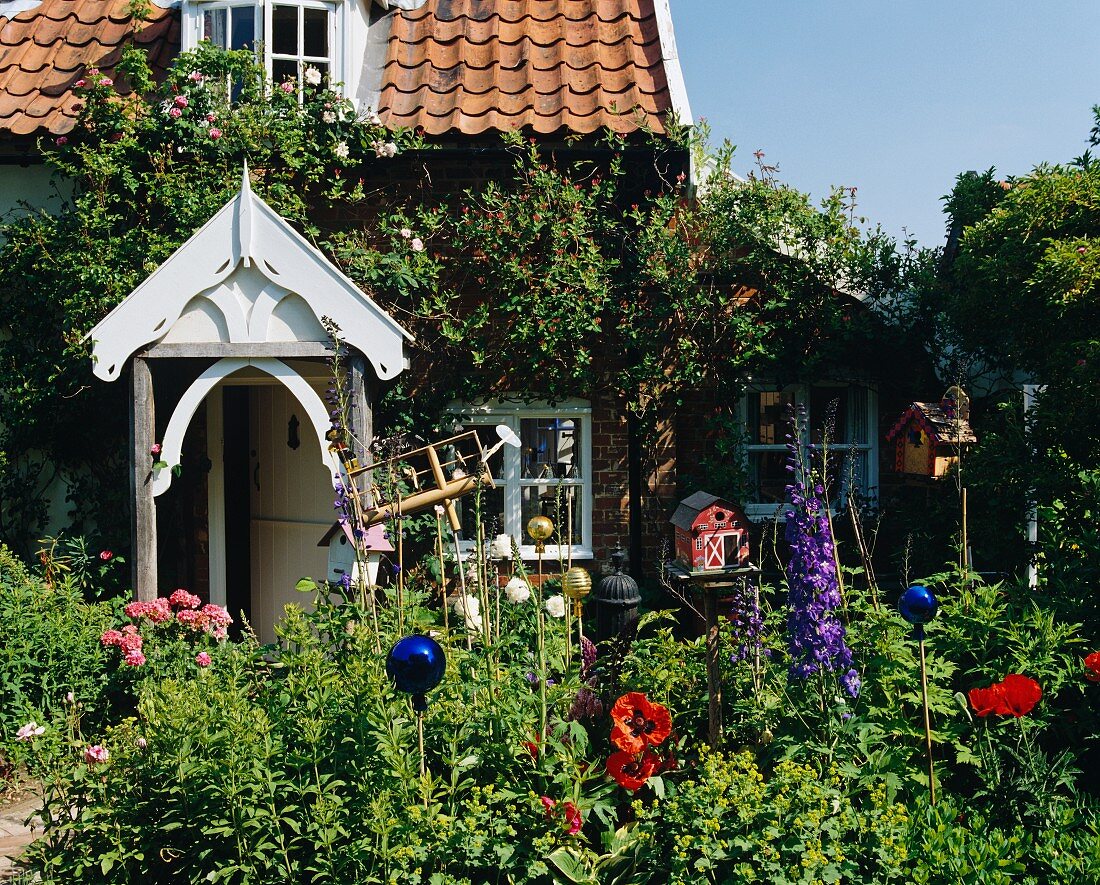 Außenansicht eines englischen Landhauses mit Bauerngarten