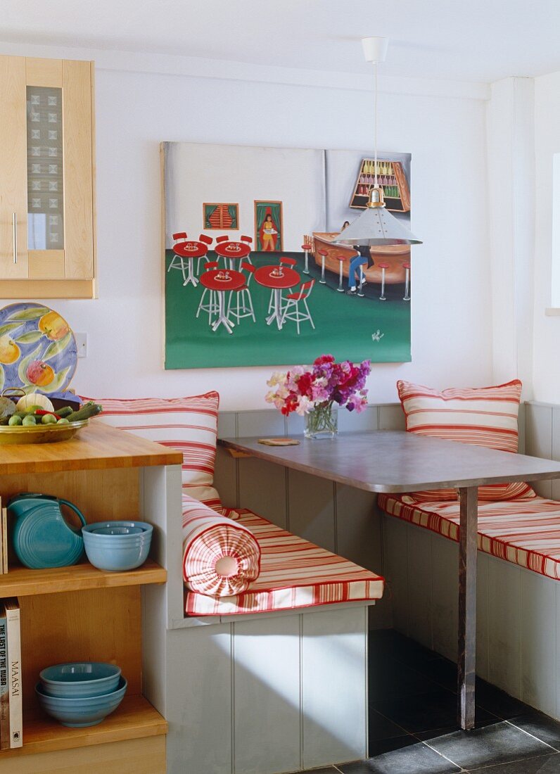 Kleine Sitzecke in Küche mit rot-weissen … – Bild kaufen – 11213737 ❘  living4media