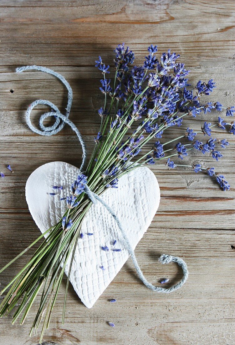 Herz aus Modelliermasse und Lavendelblüten mit Kordel