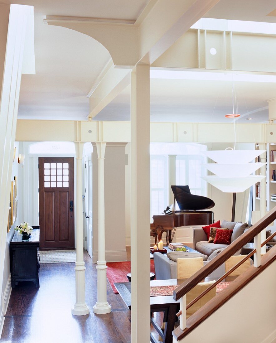 Renoviertes Wohnhaus - offener Wohnraum mit Designer Hängelampe und sichtbare Vintage Metallkonstruktion in traditionellem Ambiente