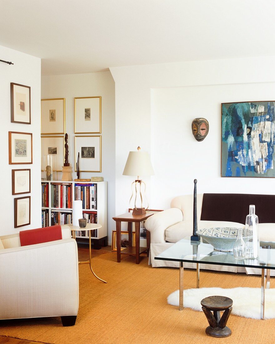 Art Deko Sessel und Glas Couchtisch in modernem Wohnzimmer