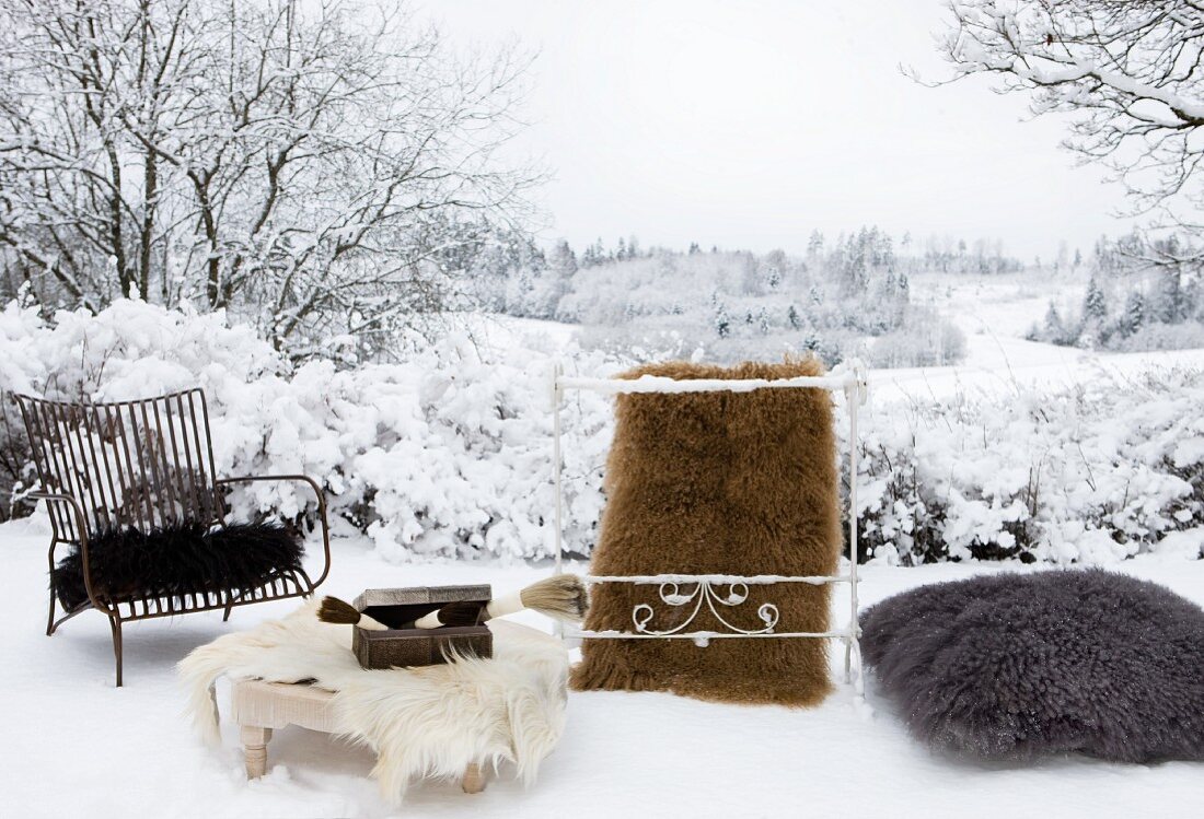 Verschiedene Felle für Stühle, Tisch, Teppich und Kissen im Schnee