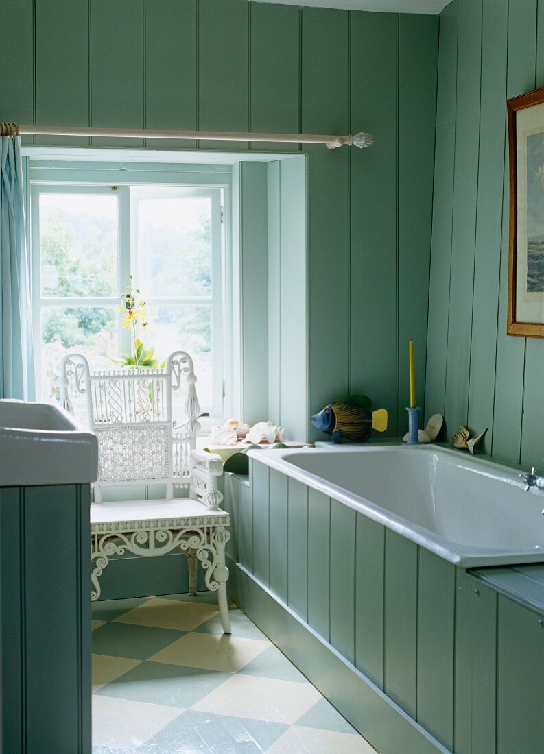 Badezimmer im Landhausstil mit hellblauen holzgetäfelten Wänden & Badewanne