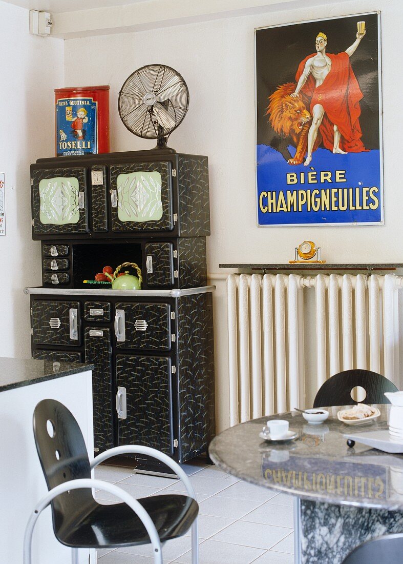 Schwarz-weisses Esszimmer im Retro-Stil mit Küchenschrank, Mamortisch & Stühlen