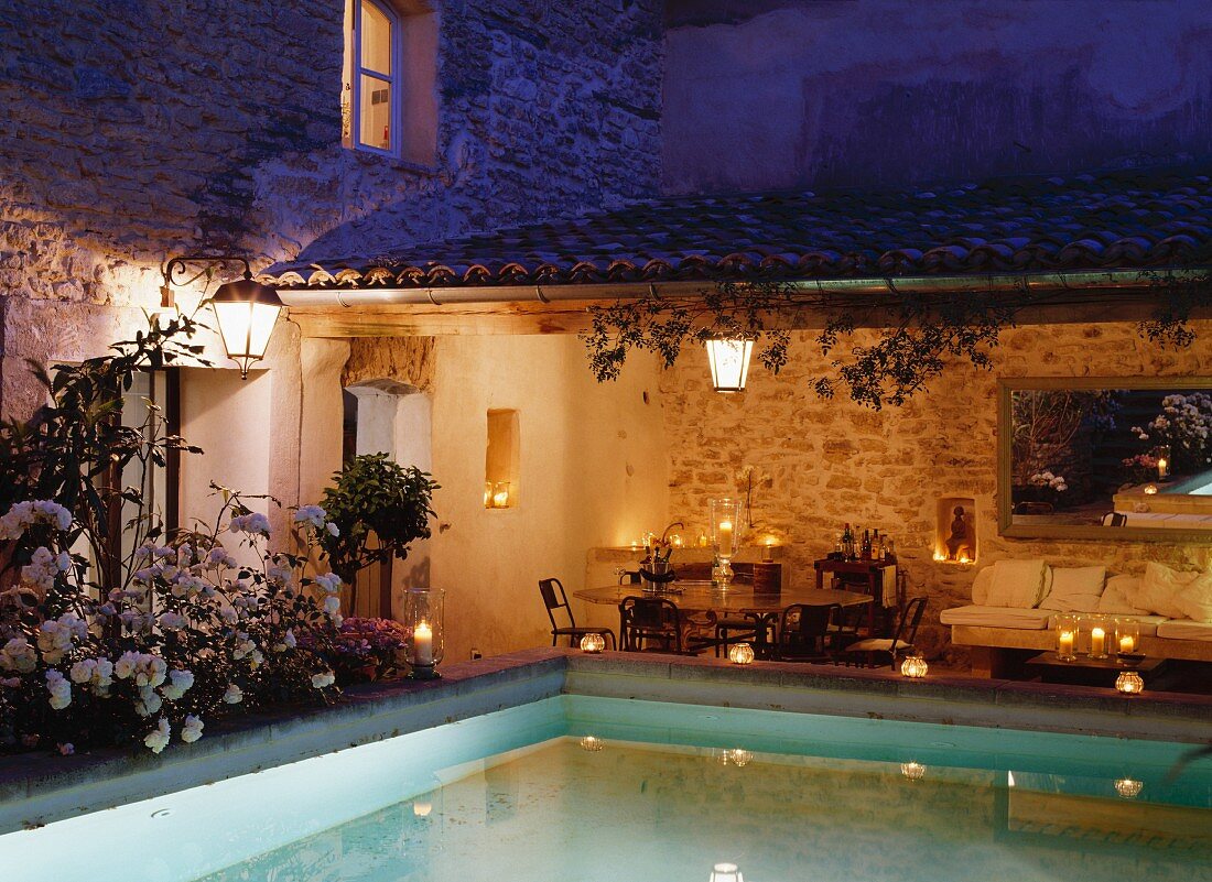 Beleuchteter Pool & überdachte Terrasse eines französischen Landhauses