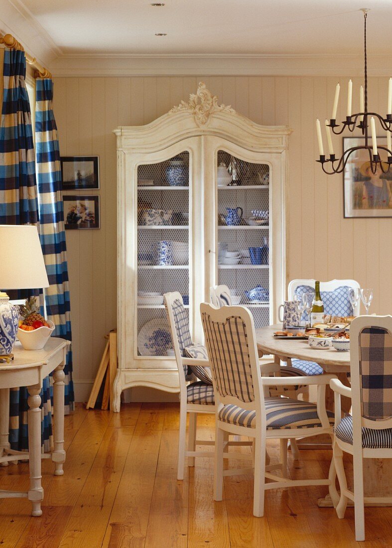 Blau-weisses Esszimmer in skandinavischem Stil mit Esstisch & Vitrinenschrank