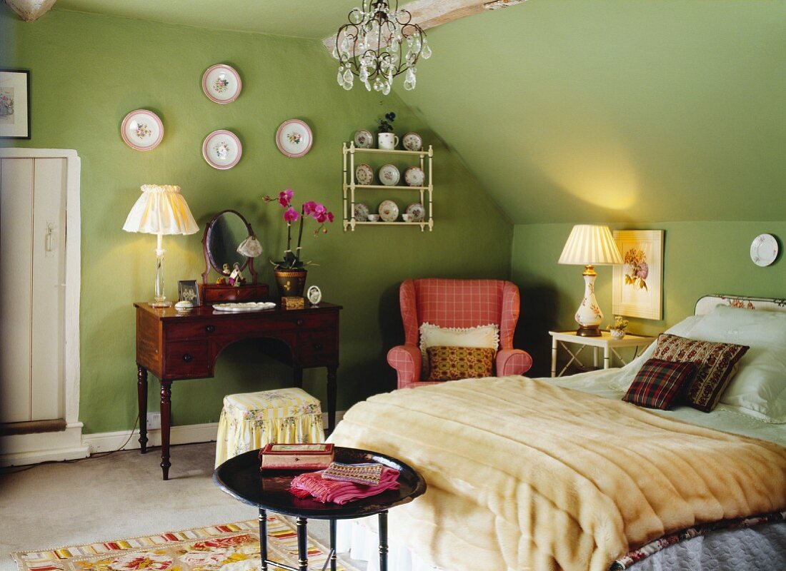 Schlafzimmer mit grünen Wänden, Doppelbett, Sessel & Schminktischchen