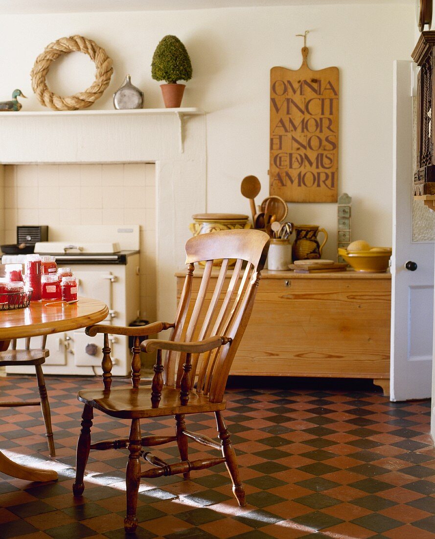 Landhauskuche mit Schachbrettfliesenboden, Holztisch & Windsorstühlen