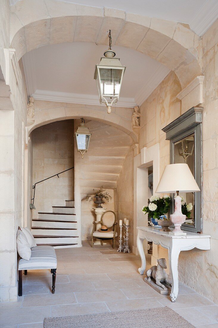 Schmale Eingangshalle eines eleganten provenzalischen Landhauses mit gewendeltem Treppenaufgang