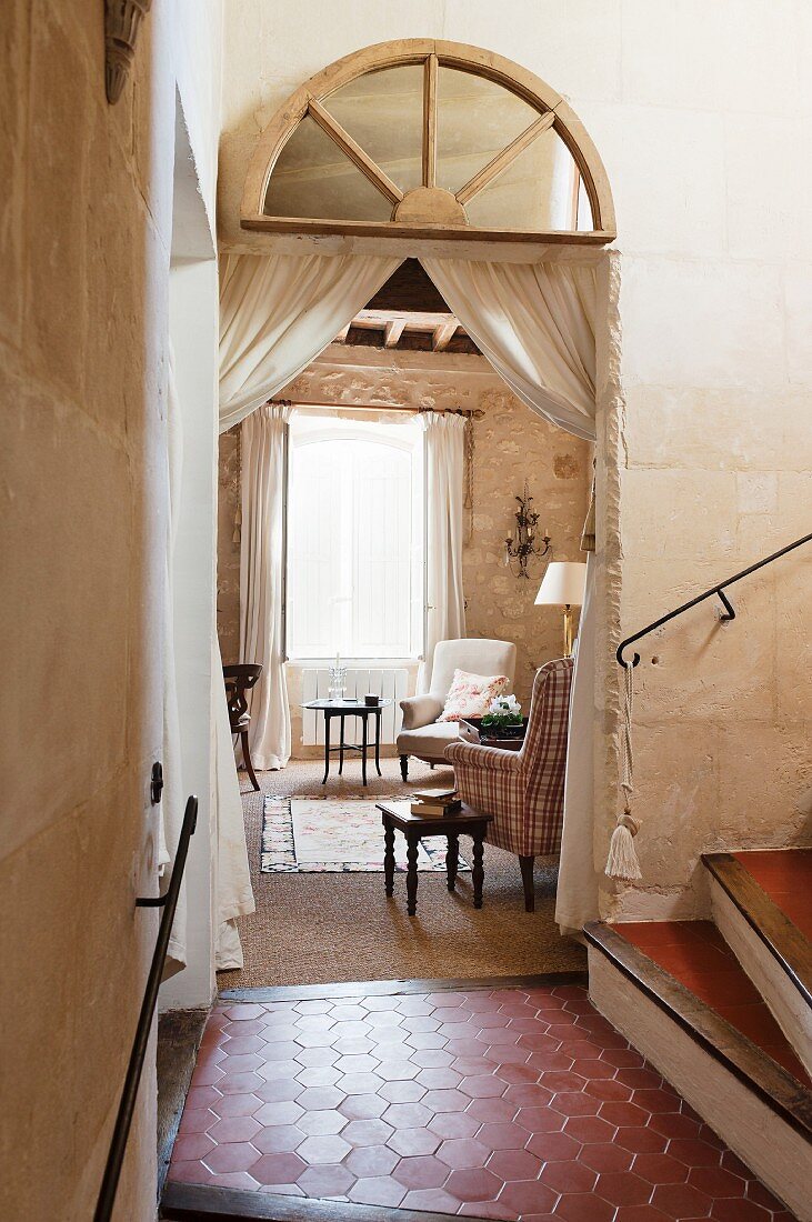 Blick vom Treppenhaus in gemütlichen Salon eines provenzalischen Landhauses